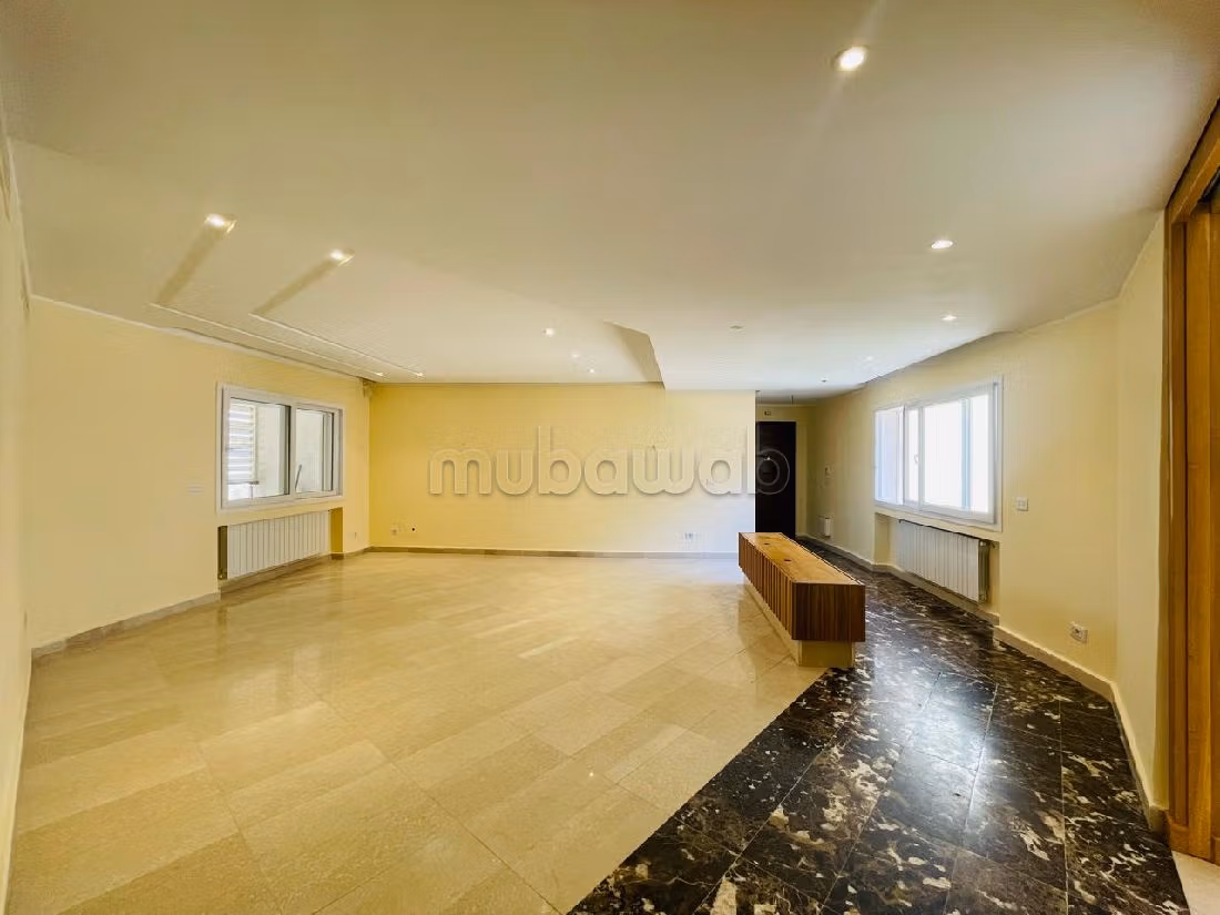 شقة رائعة للإيجار ب حداءق قرطاج. 4 غرف رائعة. مدفئة مركزية وباب متين. 