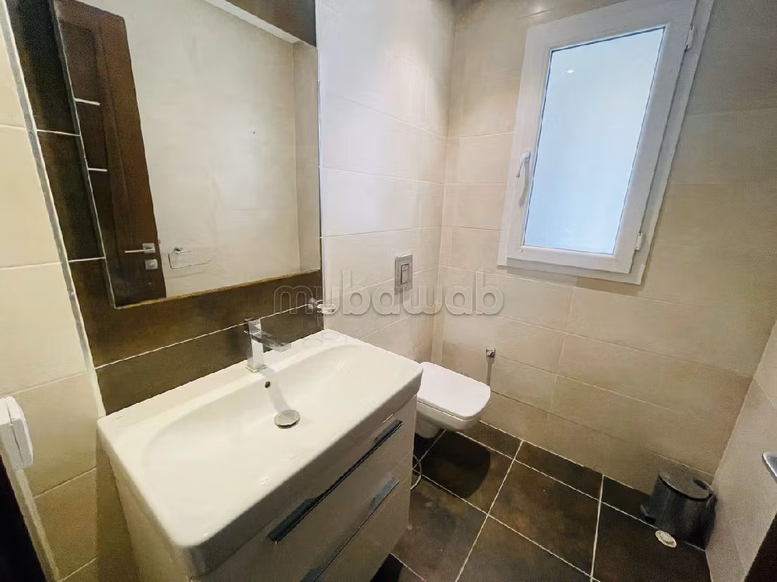 شقة رائعة للإيجار ب حداءق قرطاج. 4 غرف رائعة. مدفئة مركزية وباب متين. 