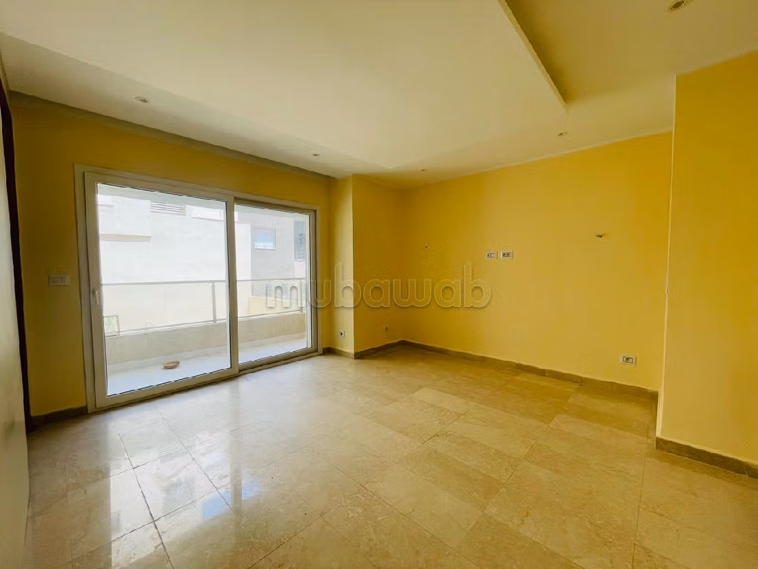 شقة رائعة للإيجار ب حداءق قرطاج. 4 غرف رائعة. مدفئة مركزية وباب متين. 