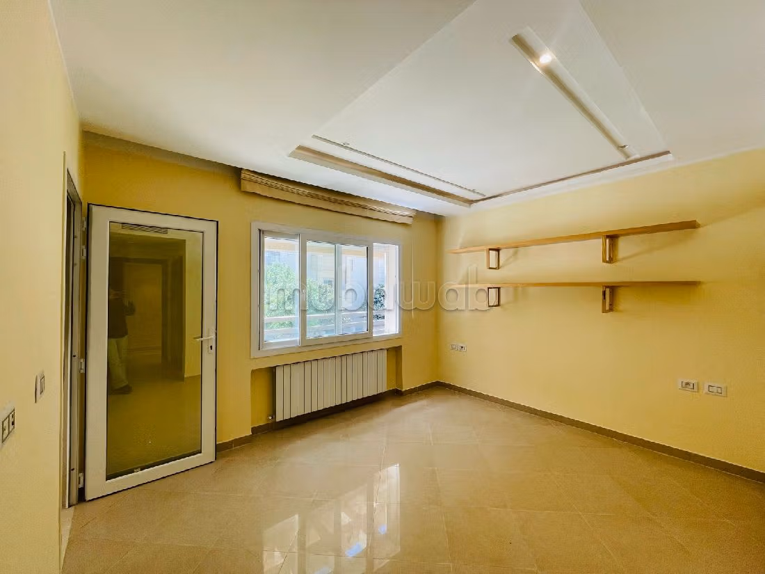 شقة رائعة للإيجار ب حداءق قرطاج. 4 غرف رائعة. مدفئة مركزية وباب متين. 