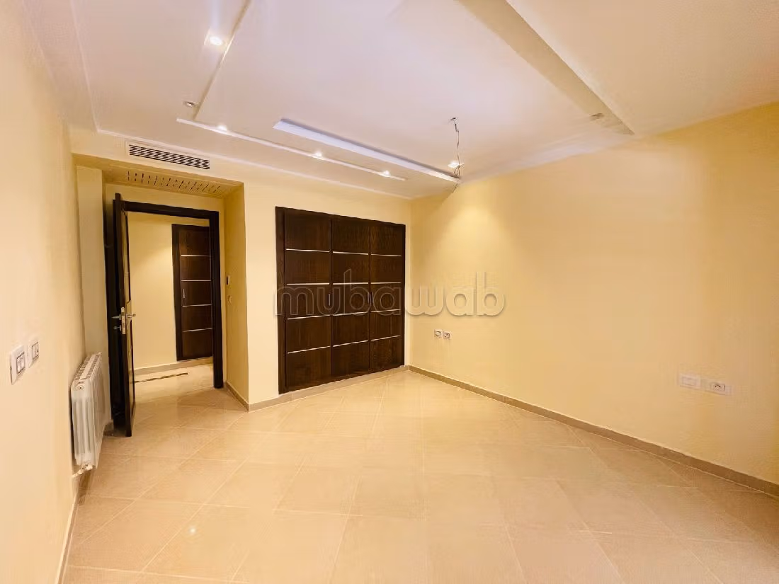 شقة رائعة للإيجار ب حداءق قرطاج. 4 غرف رائعة. مدفئة مركزية وباب متين. 