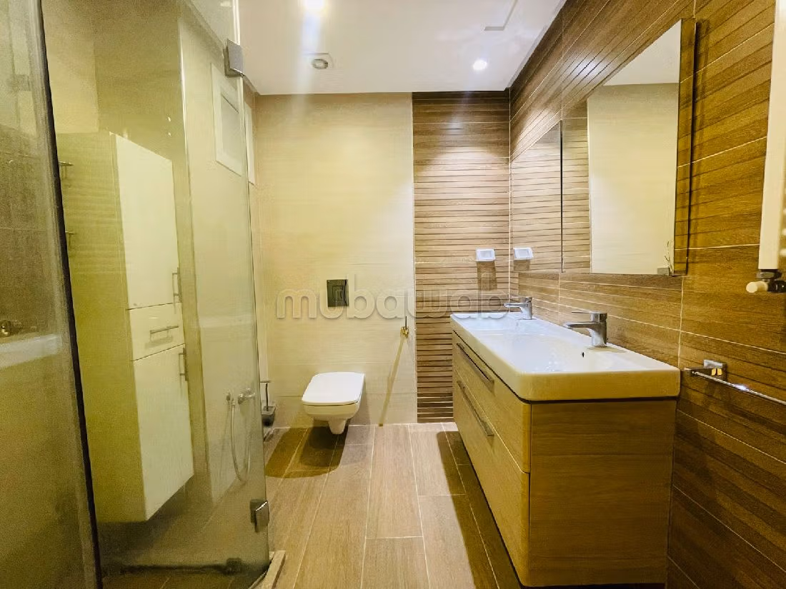 شقة رائعة للإيجار ب حداءق قرطاج. 4 غرف رائعة. مدفئة مركزية وباب متين. 