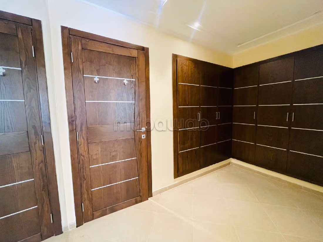 شقة رائعة للإيجار ب حداءق قرطاج. 4 غرف رائعة. مدفئة مركزية وباب متين. 