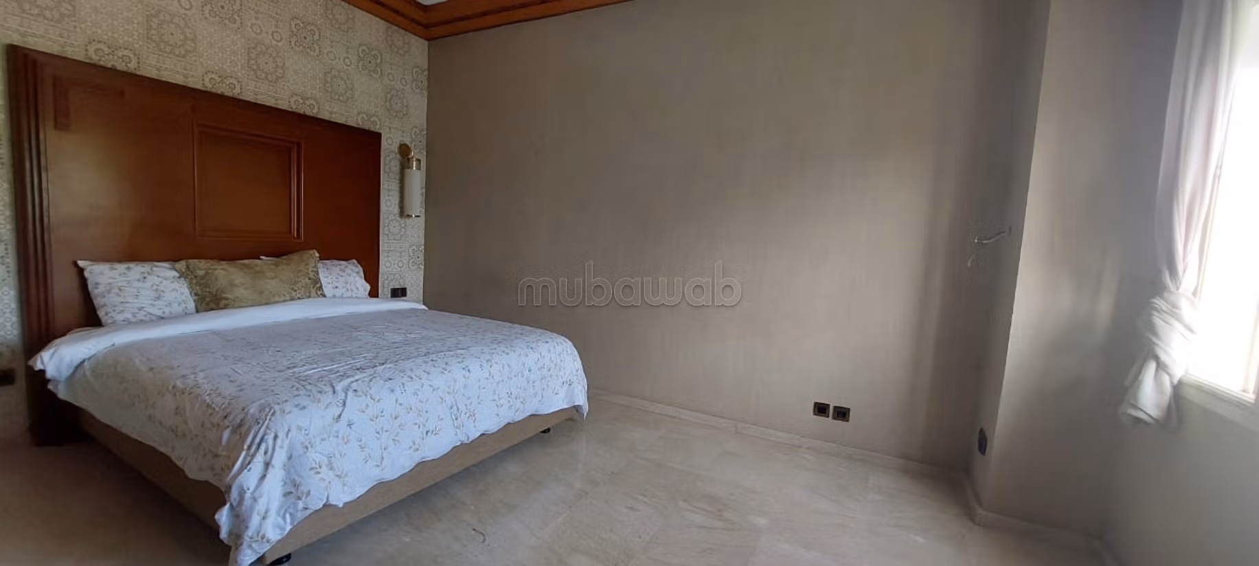High quality villa rental in Anfa Supérieur. 7 large rooms. Parking spaces and beautiful garden.