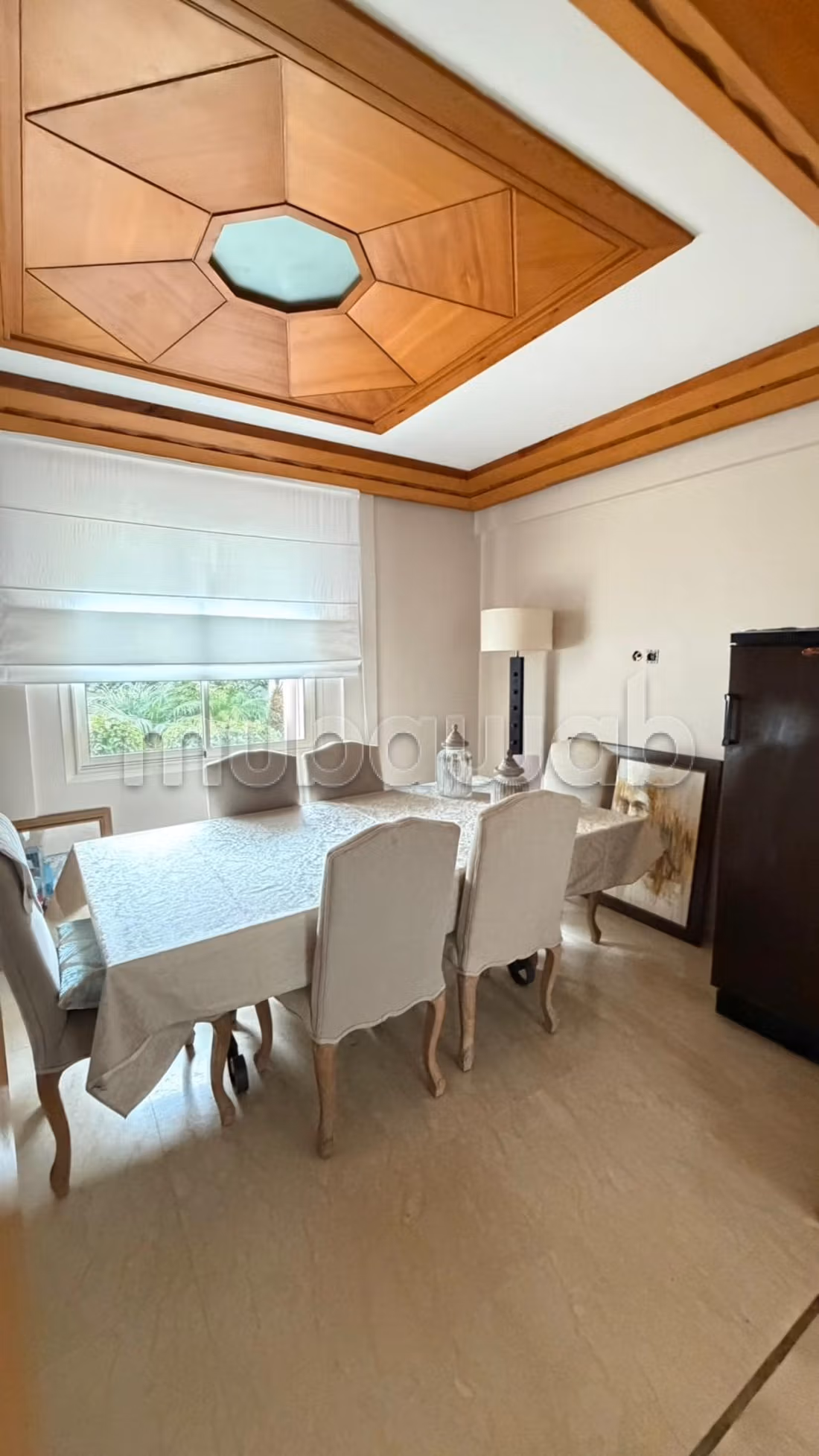 High quality villa rental in Anfa Supérieur. 7 large rooms. Parking spaces and beautiful garden.