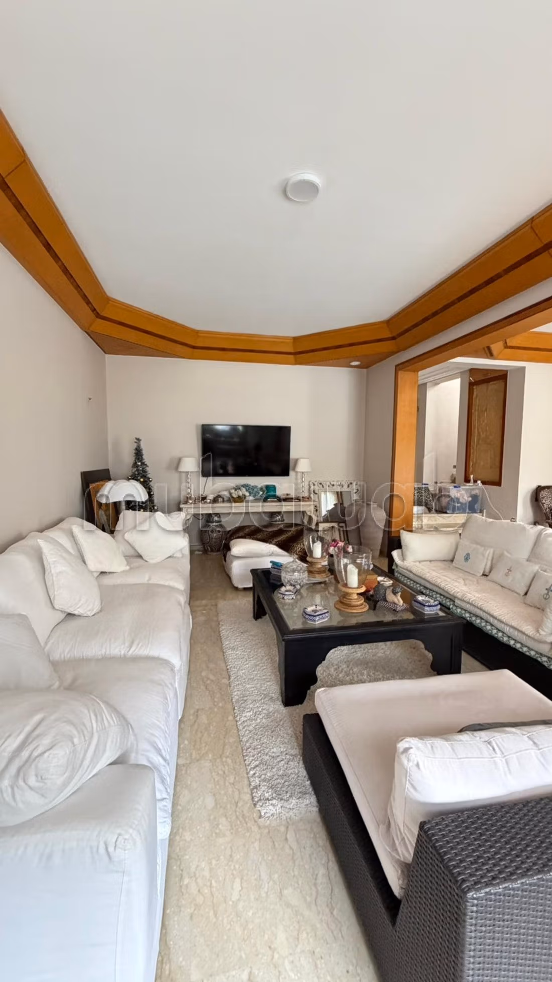 High quality villa rental in Anfa Supérieur. 7 large rooms. Parking spaces and beautiful garden.