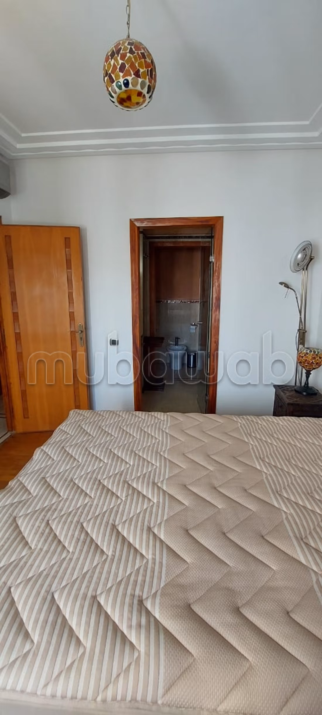 High quality villa rental in Anfa Supérieur. 7 large rooms. Parking spaces and beautiful garden.