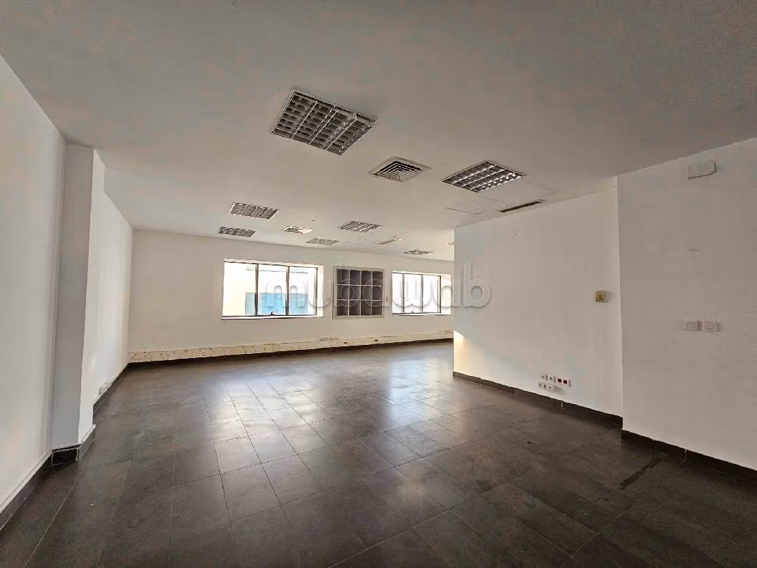 Ufficio da affittare a Les Berges Du Lac 2. Superficie totale 405 m². Garage e ascensore. 