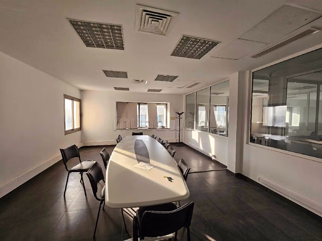 Ufficio da affittare a Les Berges Du Lac 2. Superficie totale 405 m². Garage e ascensore. 