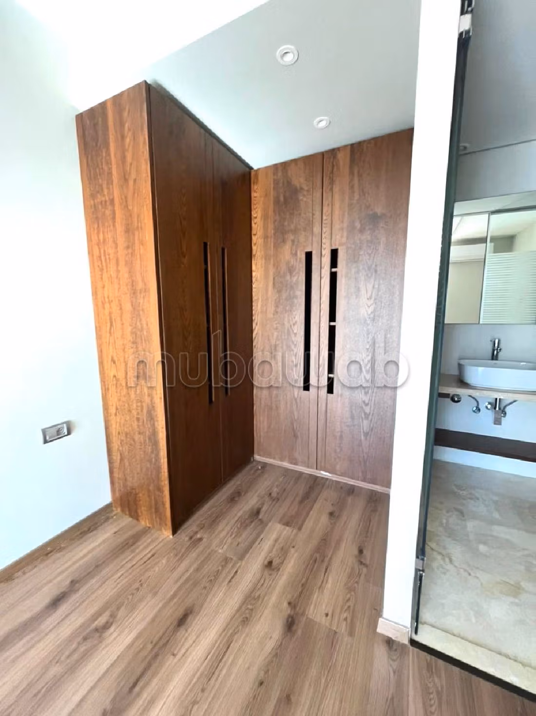 Location d'un appartement à Oasis. 2 belles chambres. Double vitrage et porte blindée