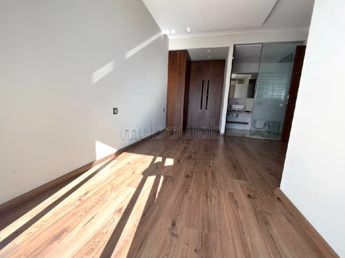 Location d'un appartement à Oasis. 2 belles chambres. Double vitrage et porte blindée