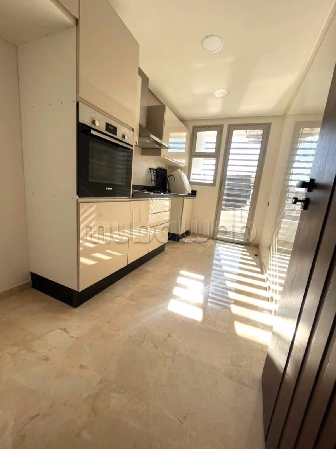Location d'un appartement à Oasis. 2 belles chambres. Double vitrage et porte blindée