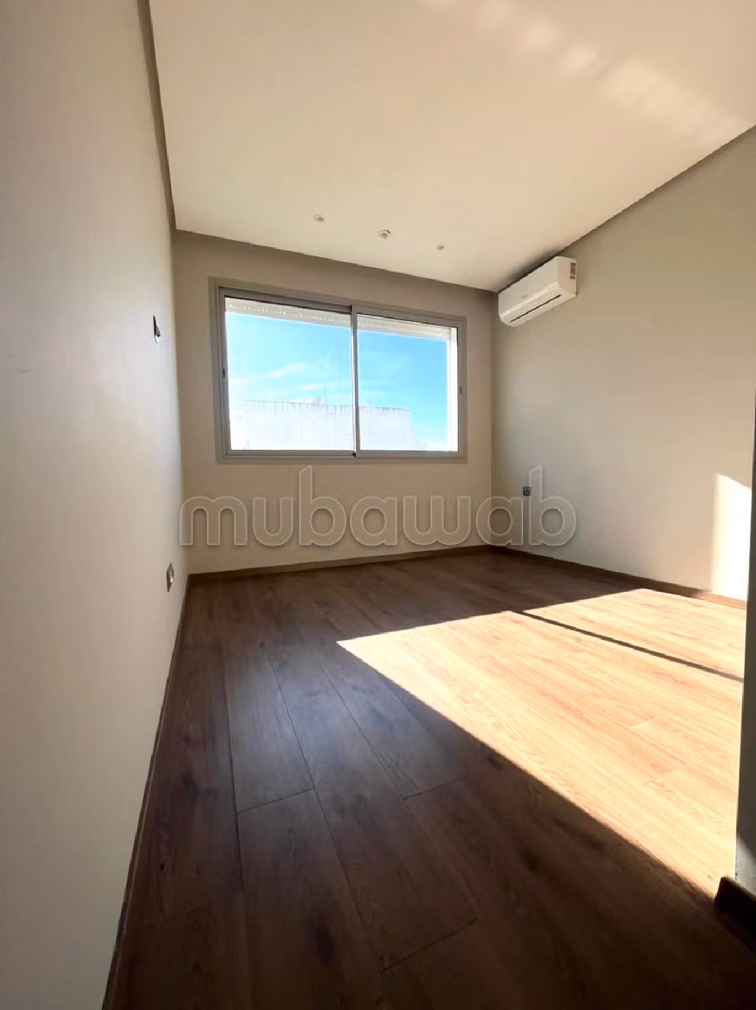 Location d'un appartement à Oasis. 2 belles chambres. Double vitrage et porte blindée