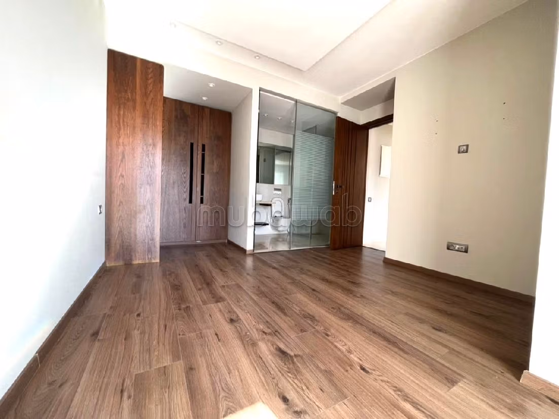 Location d'un appartement à Oasis. 2 belles chambres. Double vitrage et porte blindée