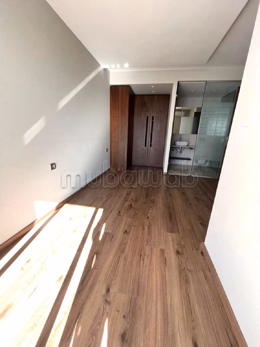 Location d'un appartement à Oasis. 2 belles chambres. Double vitrage et porte blindée