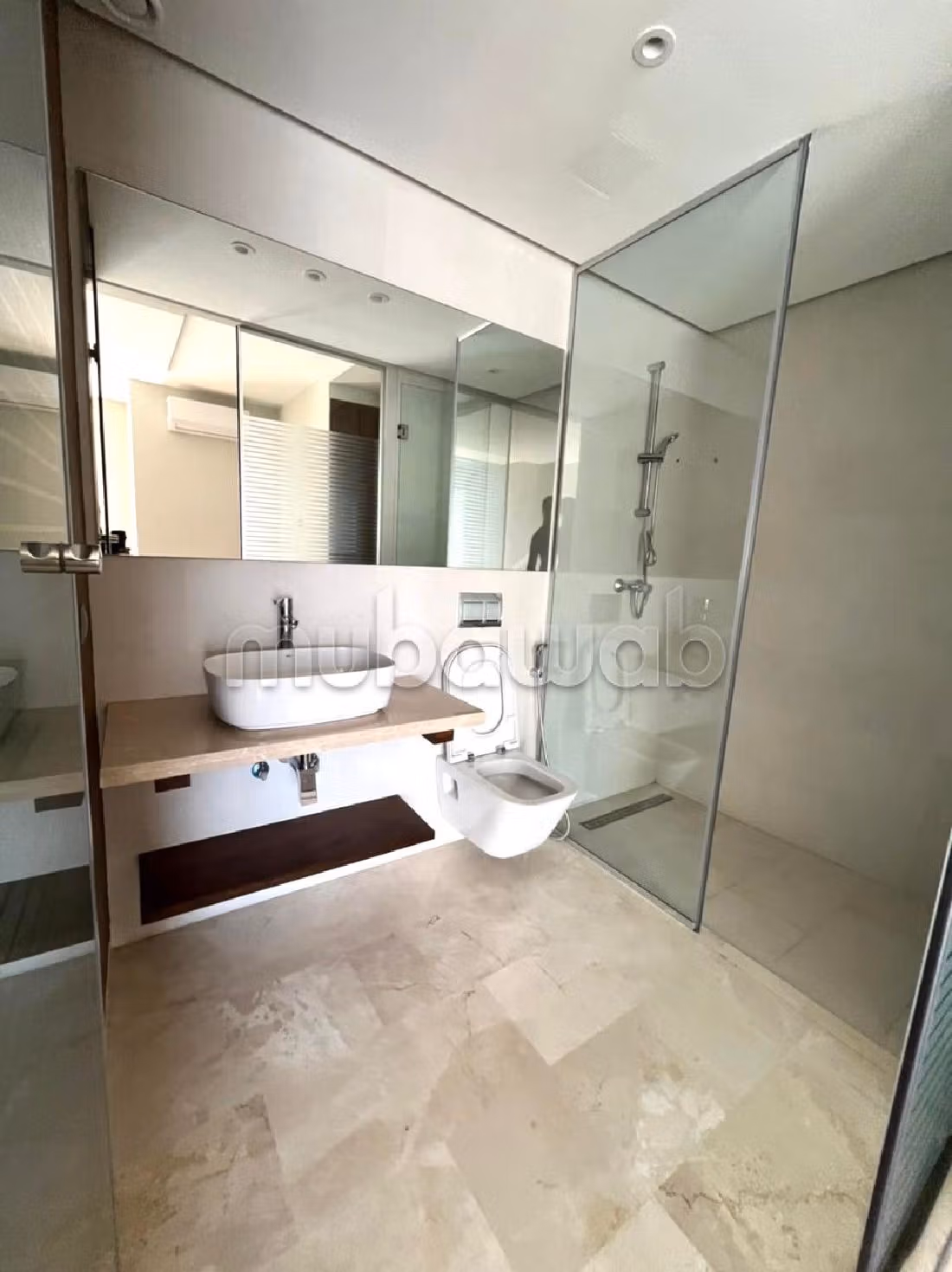Location d'un appartement à Oasis. 2 belles chambres. Double vitrage et porte blindée