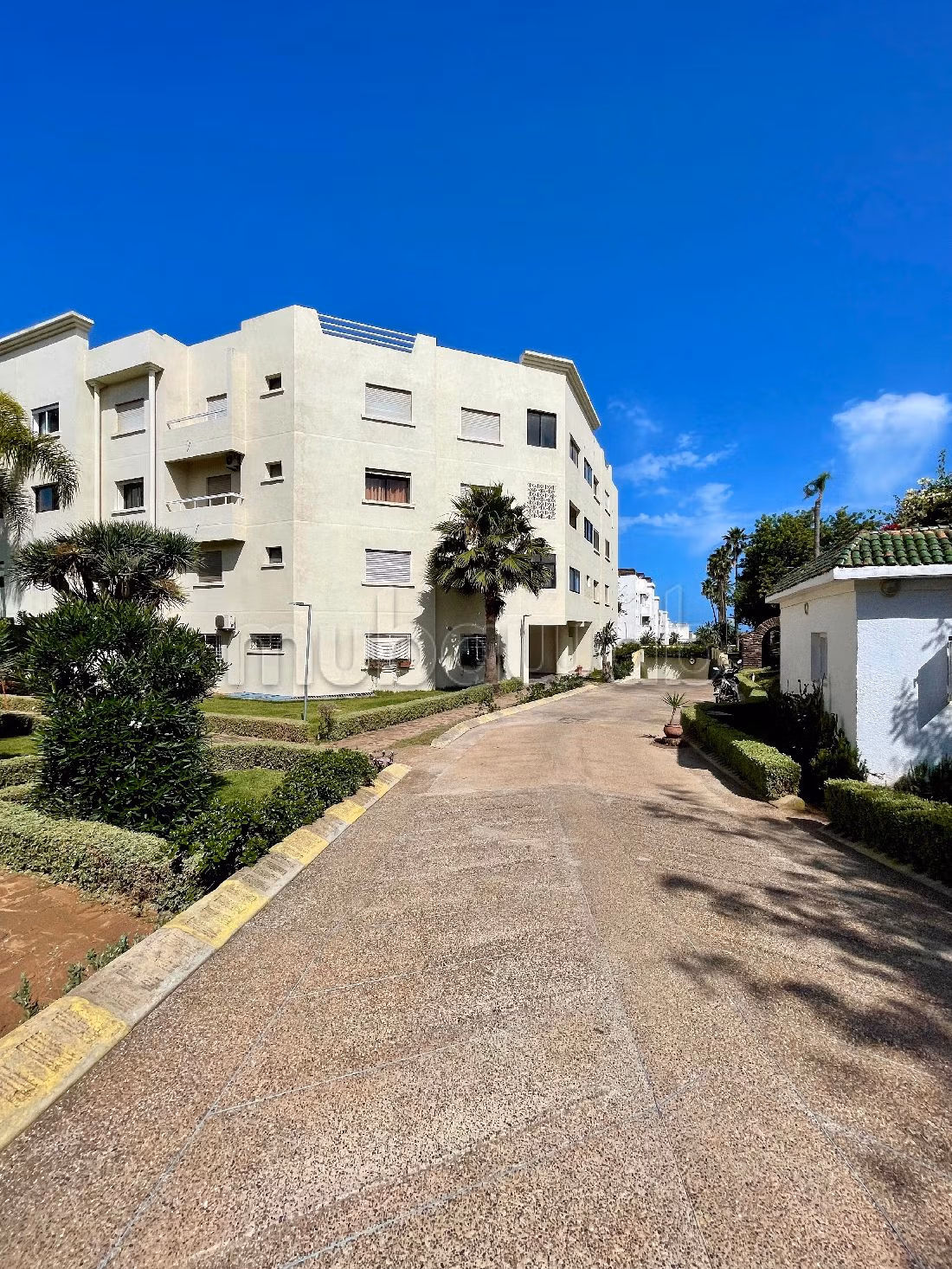 شقة رائعة للبيع ب عين الذياب امتداد. 4 قطع كبيرة. المدفأة وخدمة حارس الإقامة