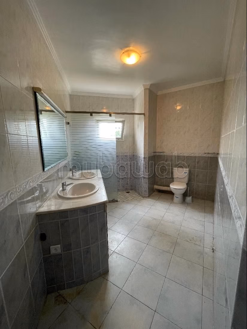 شقة رائعة للبيع ب عين الذياب امتداد. 4 قطع كبيرة. المدفأة وخدمة حارس الإقامة