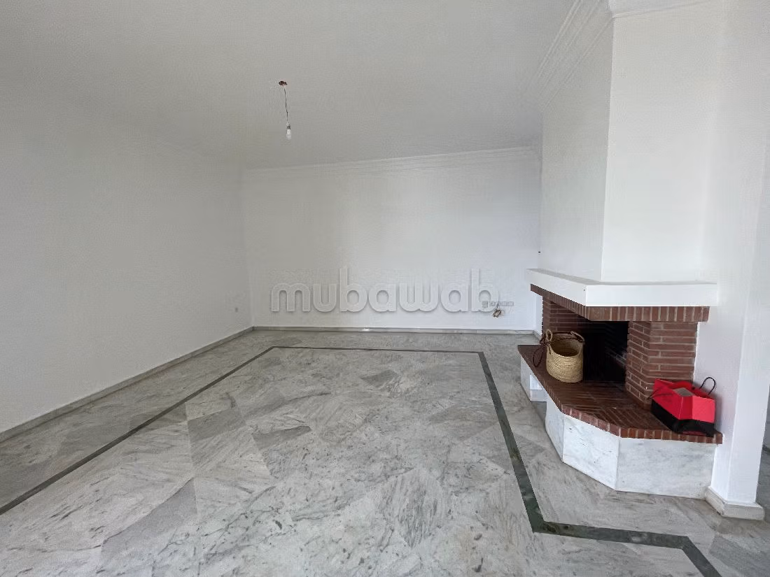 شقة رائعة للبيع ب عين الذياب امتداد. 4 قطع كبيرة. المدفأة وخدمة حارس الإقامة