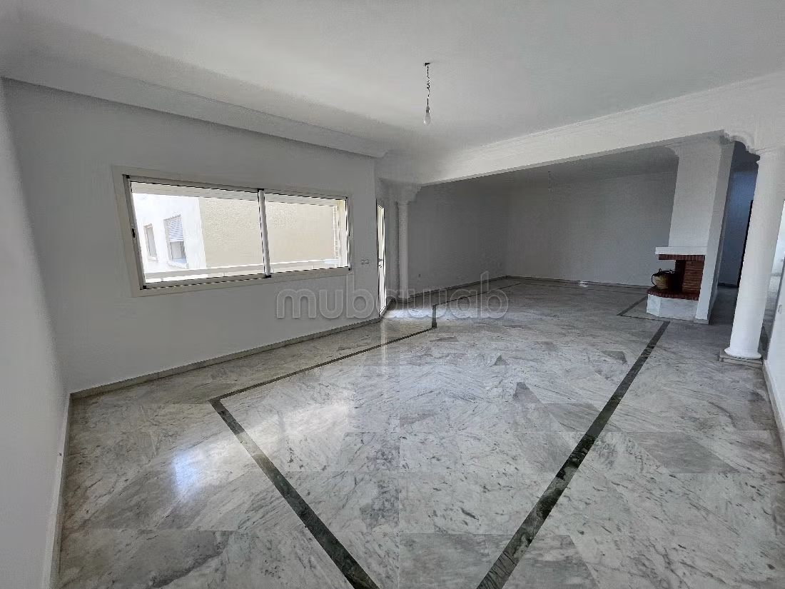 شقة رائعة للبيع ب عين الذياب امتداد. 4 قطع كبيرة. المدفأة وخدمة حارس الإقامة