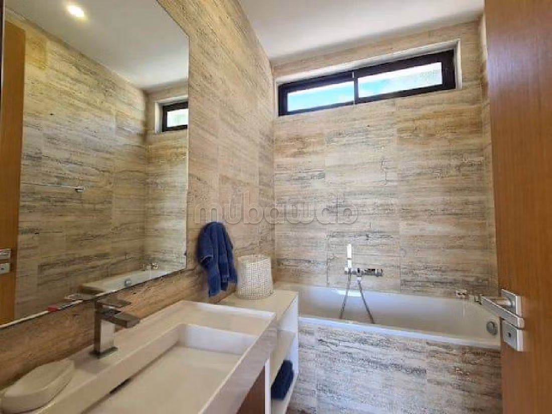 Rent this apartment in La Marsa. 3 rooms. Furnishings. 