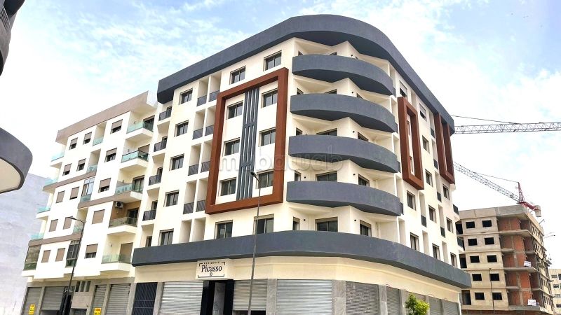 Piso en venta en Roches Noires. 2 habitaciones confortables. Ascensor y estacionamiento