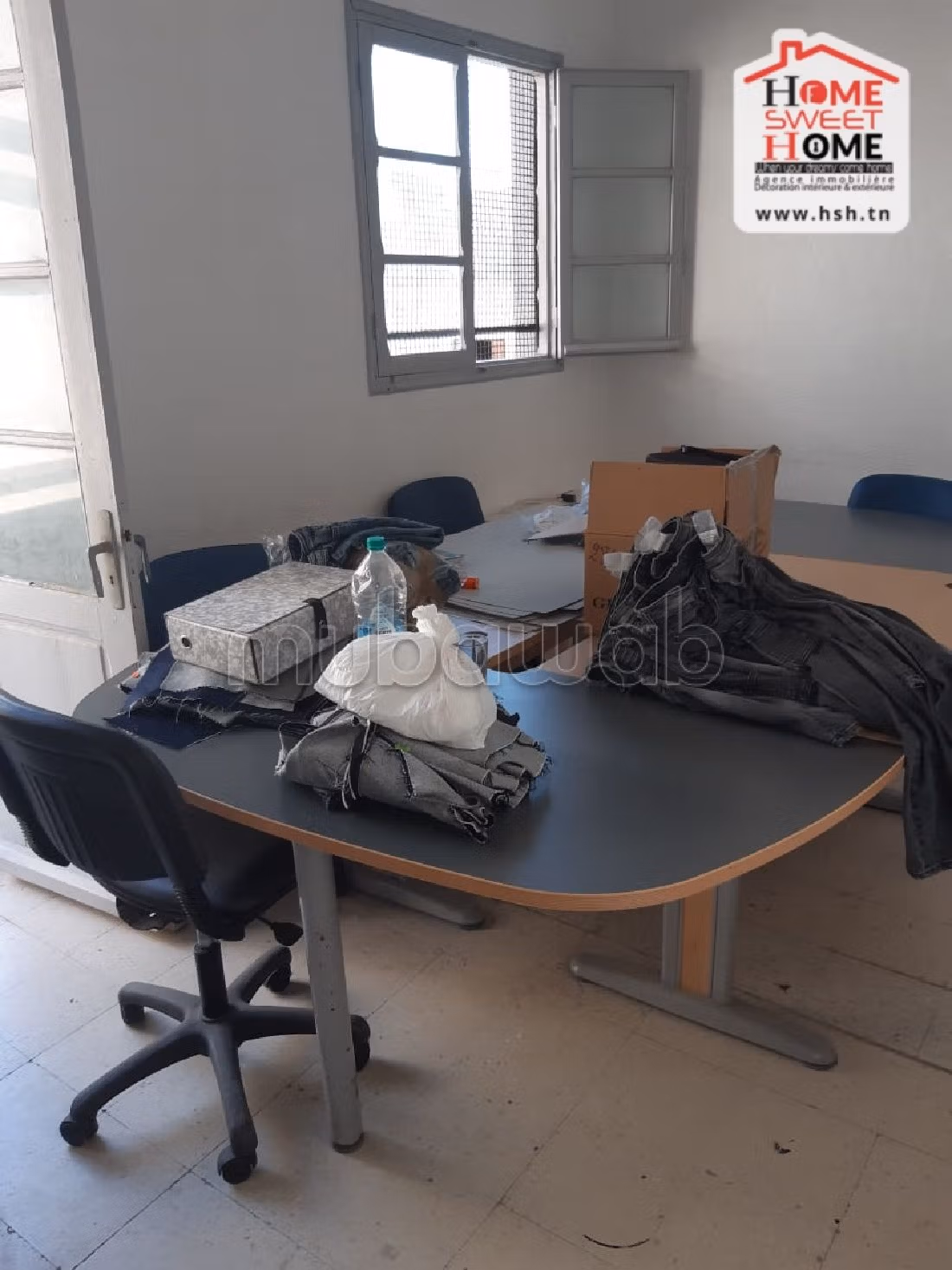Offices & shops to rent. Dimension 1220 m². 