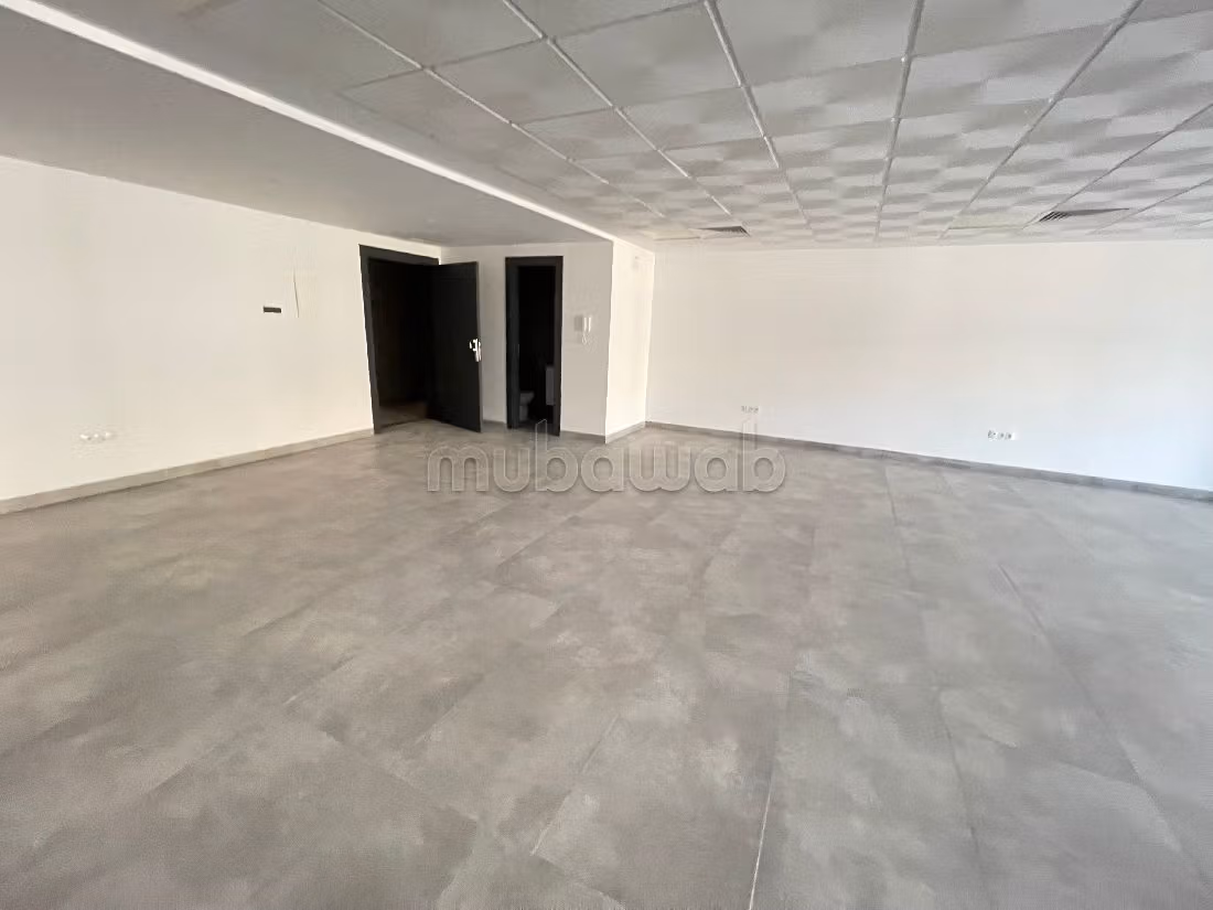 عقارت تجارية للكراء ب فونتي. المساحة الكلية 137 م². مع مصعد وشرفة. 