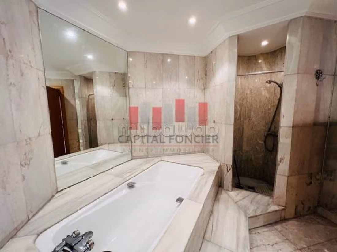 Splendido appartamento in vendita a Maârif Extension. Superficie 325 m². Terrazzo e garage