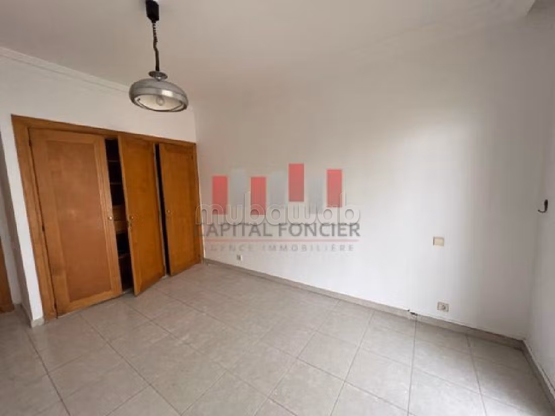 Splendido appartamento in vendita a Maârif Extension. Superficie 325 m². Terrazzo e garage