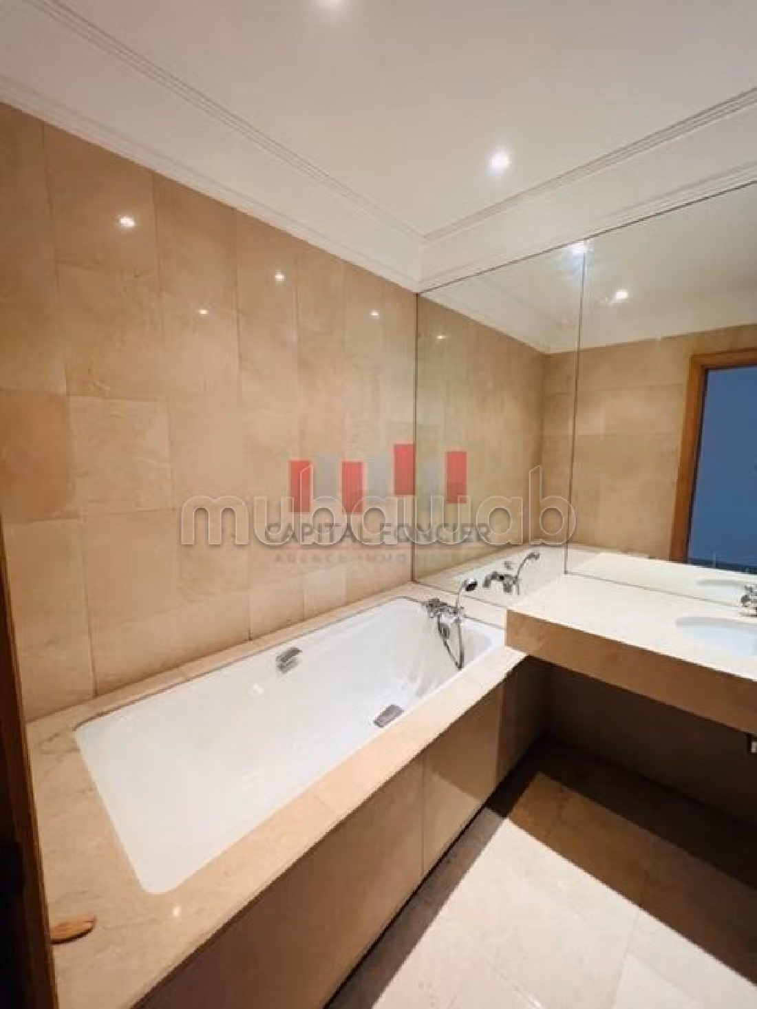 Splendido appartamento in vendita a Maârif Extension. Superficie 325 m². Terrazzo e garage