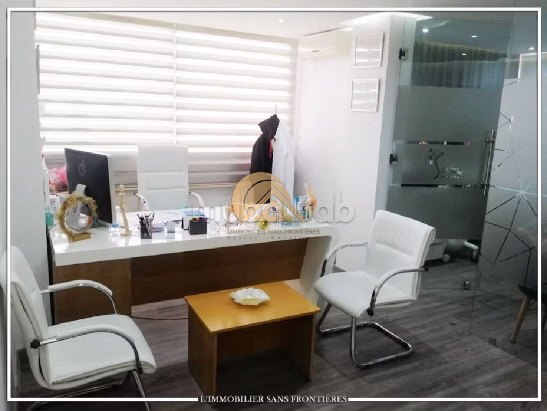 عقارت تجارية للكراء بكليز. المساحة الكلية 64 م². حديقة وشرفة