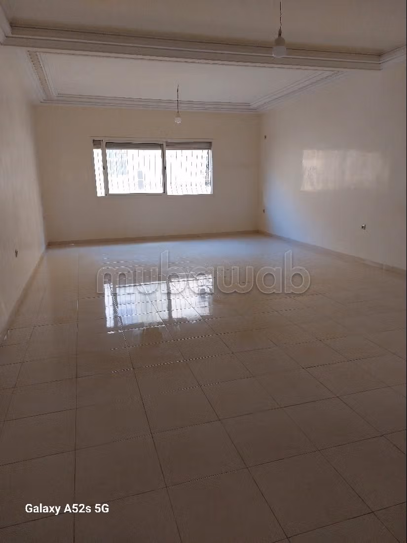 شقة رائعة للبيع ب طريق عين شقف. 4 قطع رائعة.