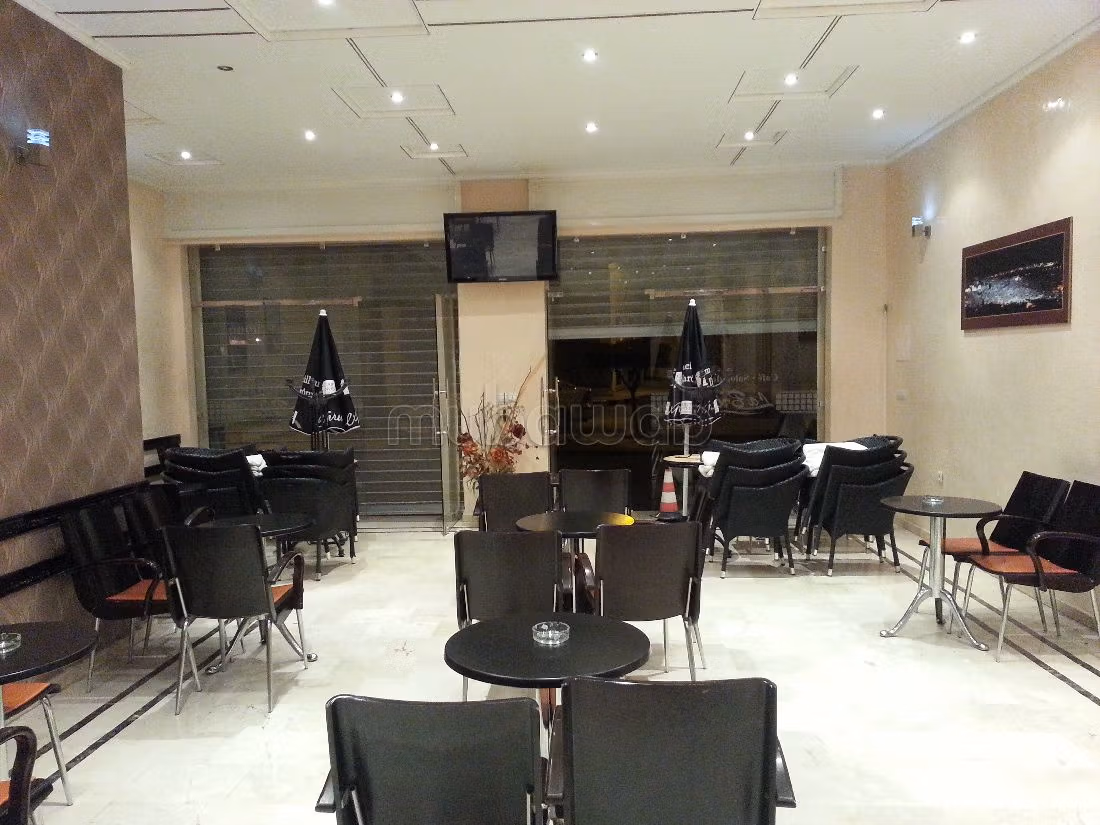 مكاتب ومحلات للبيع ب حي بدر. المساحة 122 م². مكيف.