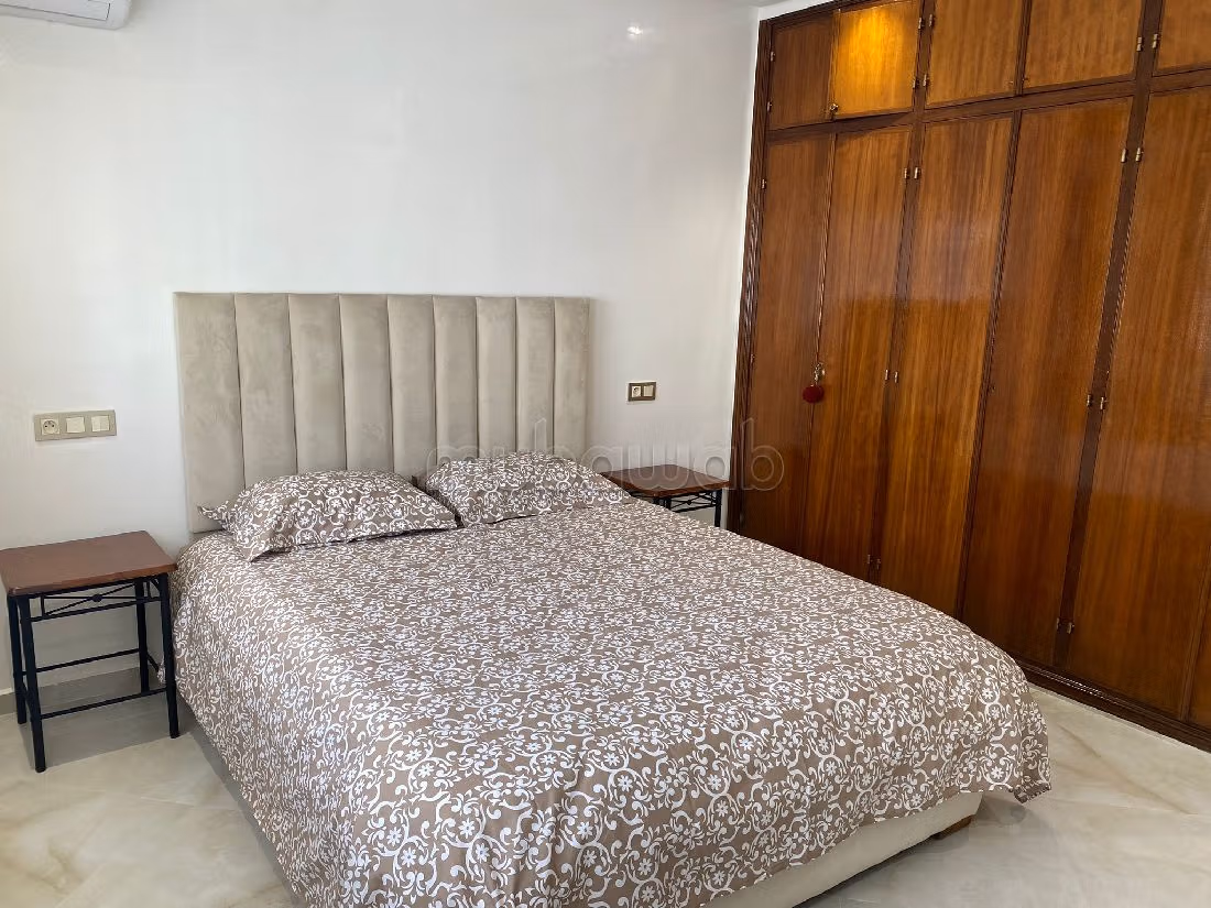 Se alquila este piso en Racine. Superficie 109 m². Bien decorado. 