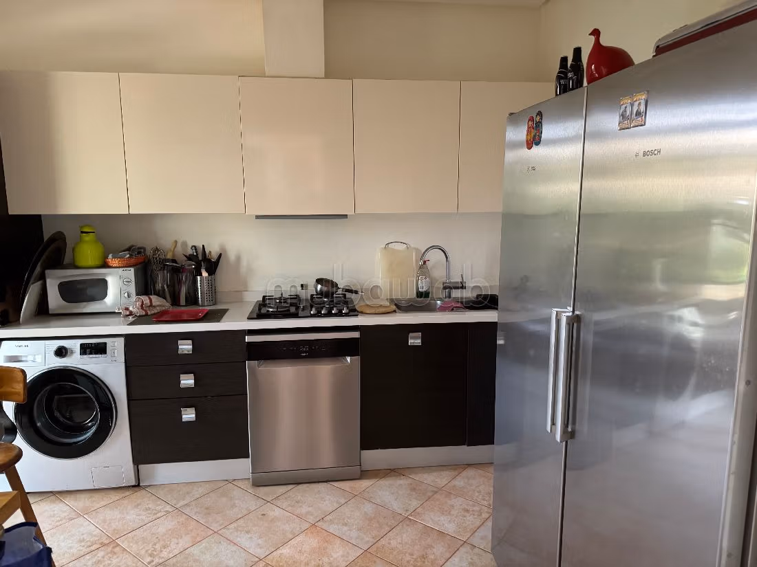 فيلا رائعة للبيع بطريق امزميز. المساحة 545 م². مطبخ مجهز جيدا.