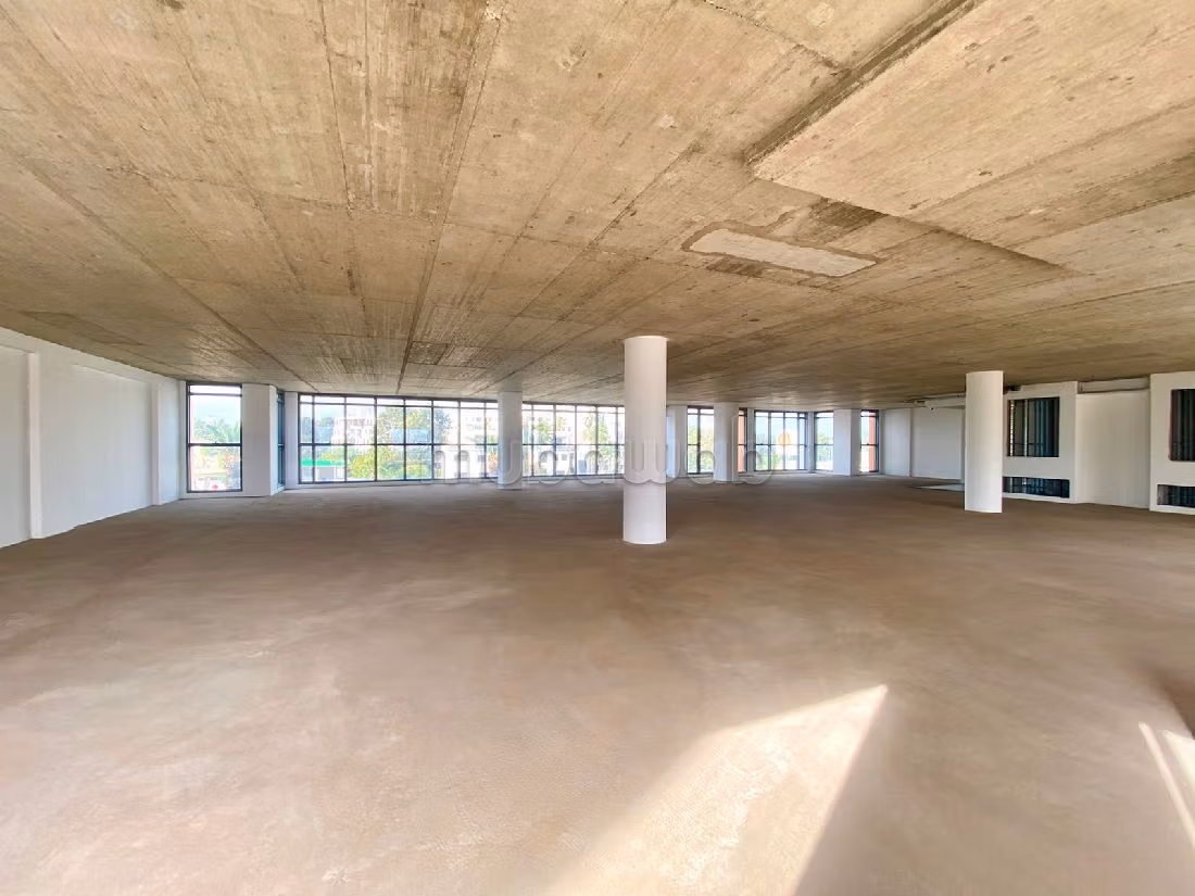 Ufficio in affitto a Oasis. Superficie 404 m². 