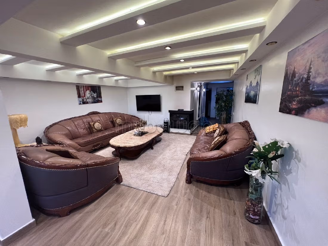 Luxury villas & houses for rent. Surface area 250 m². Well equipped kitchen