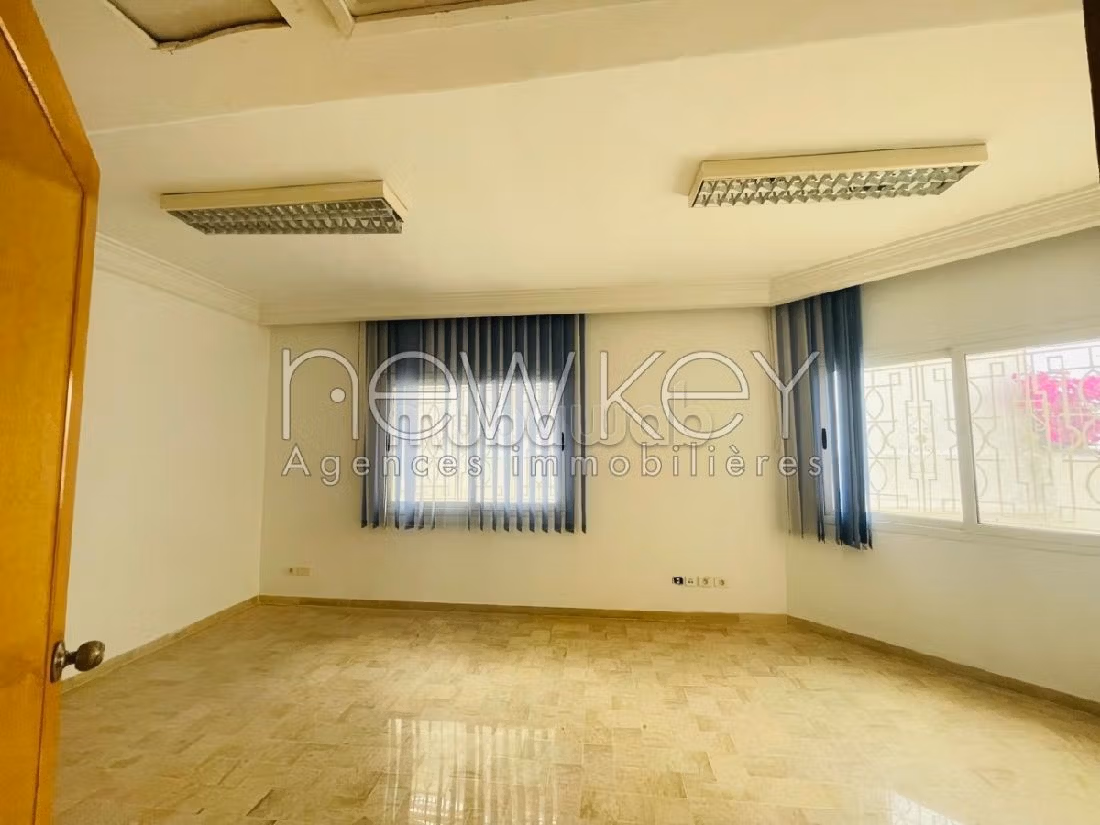 عقارت تجارية للكراء ب ضفاف البحيرة 1. المساحة الإجمالية 260 م². كراج