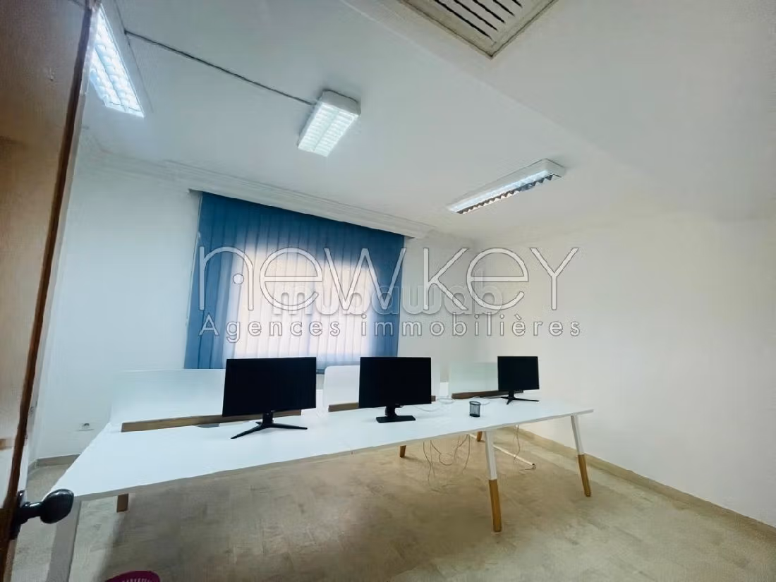 عقارت تجارية للكراء ب ضفاف البحيرة 1. المساحة الإجمالية 260 م². كراج