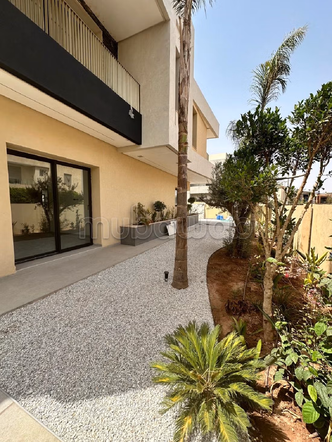 فيلا جميلة للبيع بطريق امزميز. 4 غرف جميلة. حمام سباحة و نظام تكييف للهواء