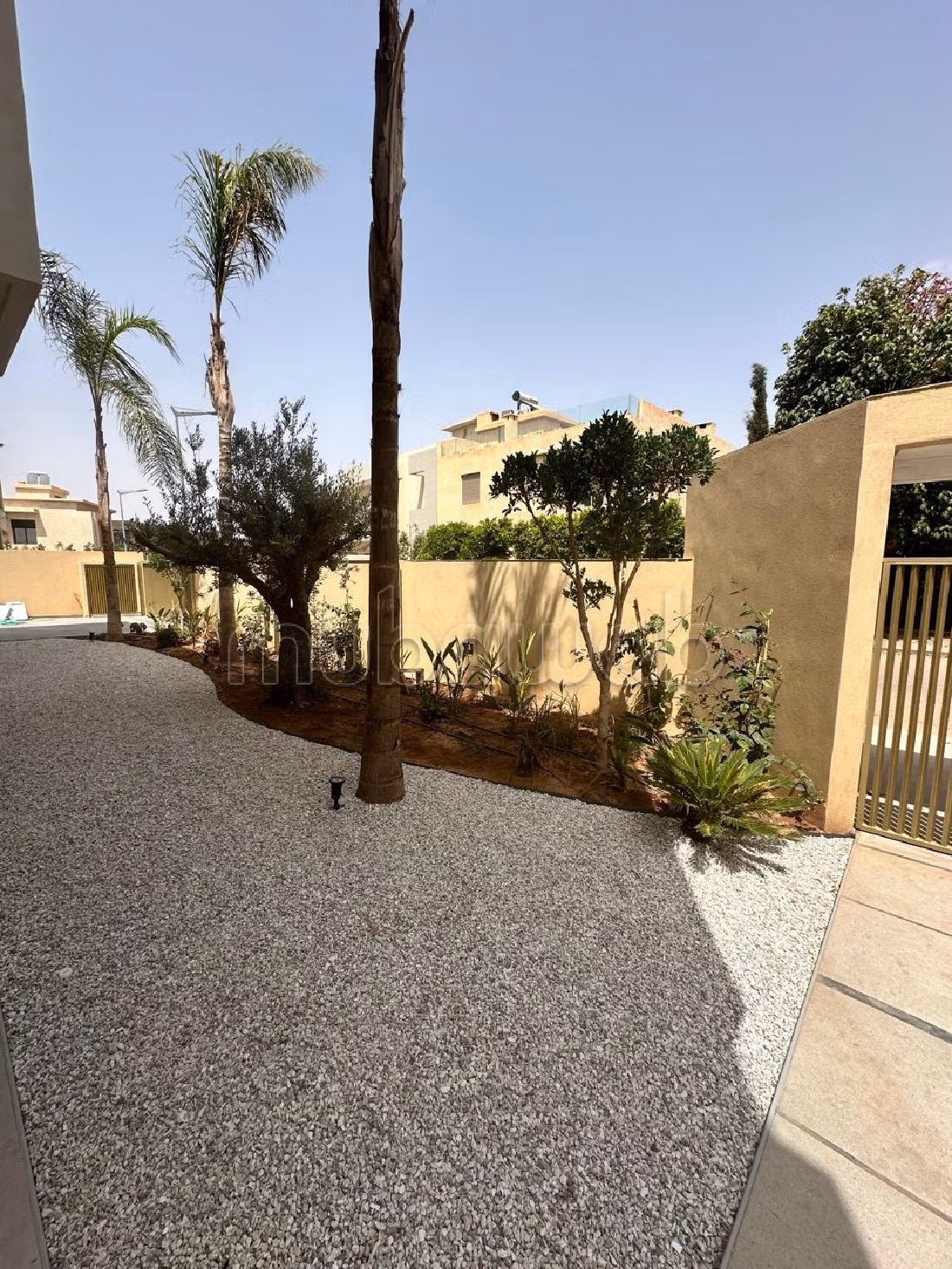 فيلا جميلة للبيع بطريق امزميز. 4 غرف جميلة. حمام سباحة و نظام تكييف للهواء