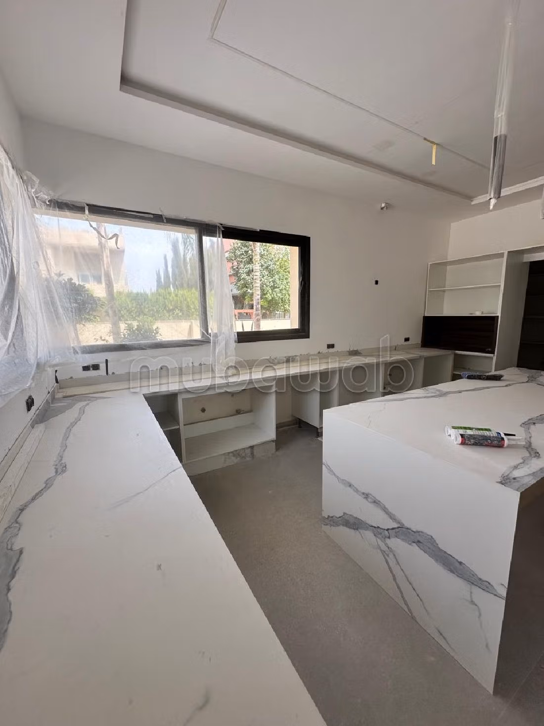 فيلا جميلة للبيع بطريق امزميز. 4 غرف جميلة. حمام سباحة و نظام تكييف للهواء