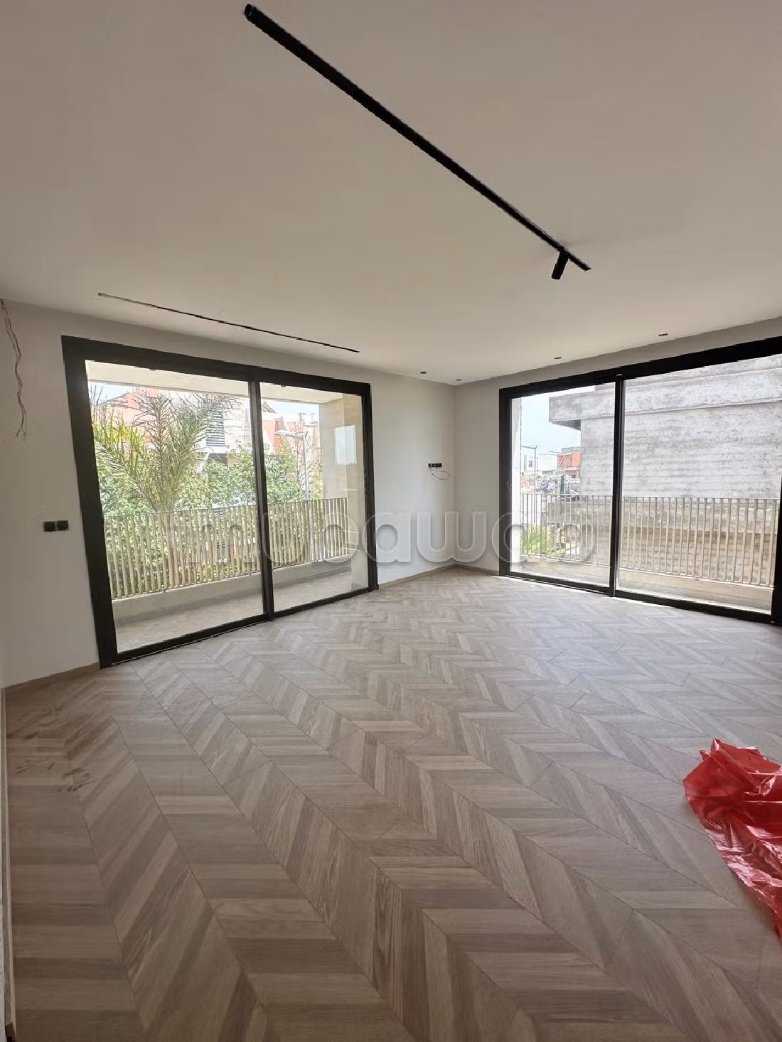 فيلا جميلة للبيع بطريق امزميز. 4 غرف جميلة. حمام سباحة و نظام تكييف للهواء