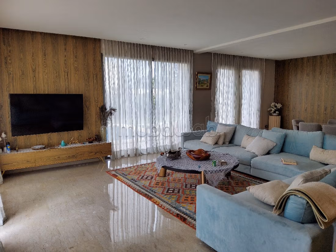 Luxury house for rent in Quartier Des Ambassades. 5 lovely rooms. Dressing room