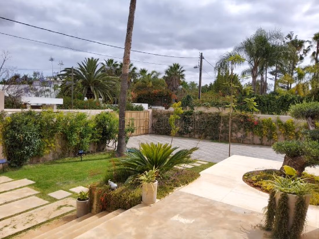 Luxury house for rent in Quartier Des Ambassades. 5 lovely rooms. Dressing room