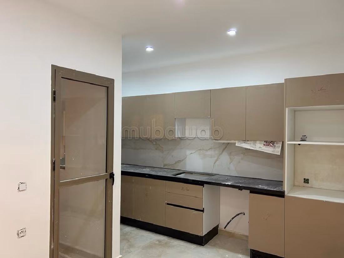 Se vende piso. Area 92 m². Vista al mar