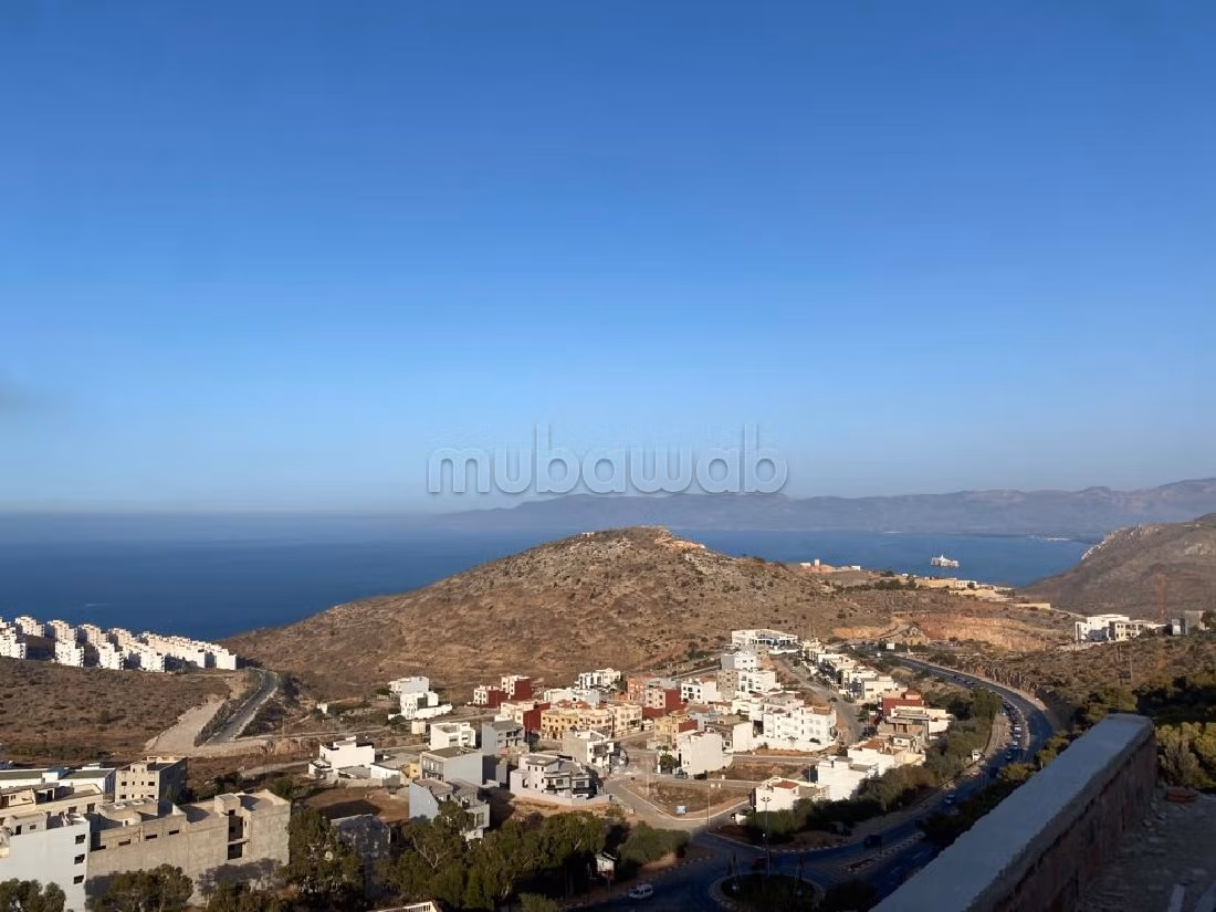 Se vende piso. Area 92 m². Vista al mar