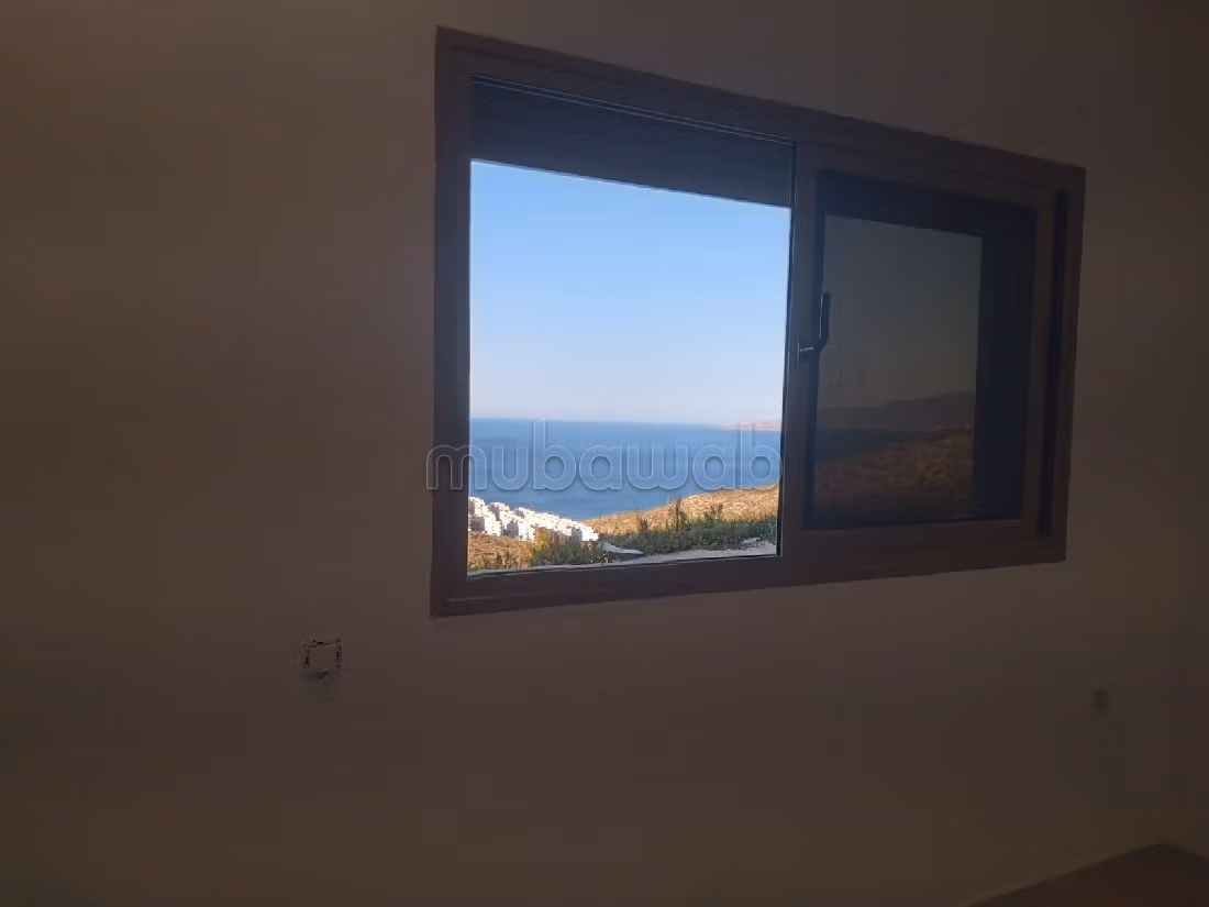 Se vende piso. Area 92 m². Vista al mar