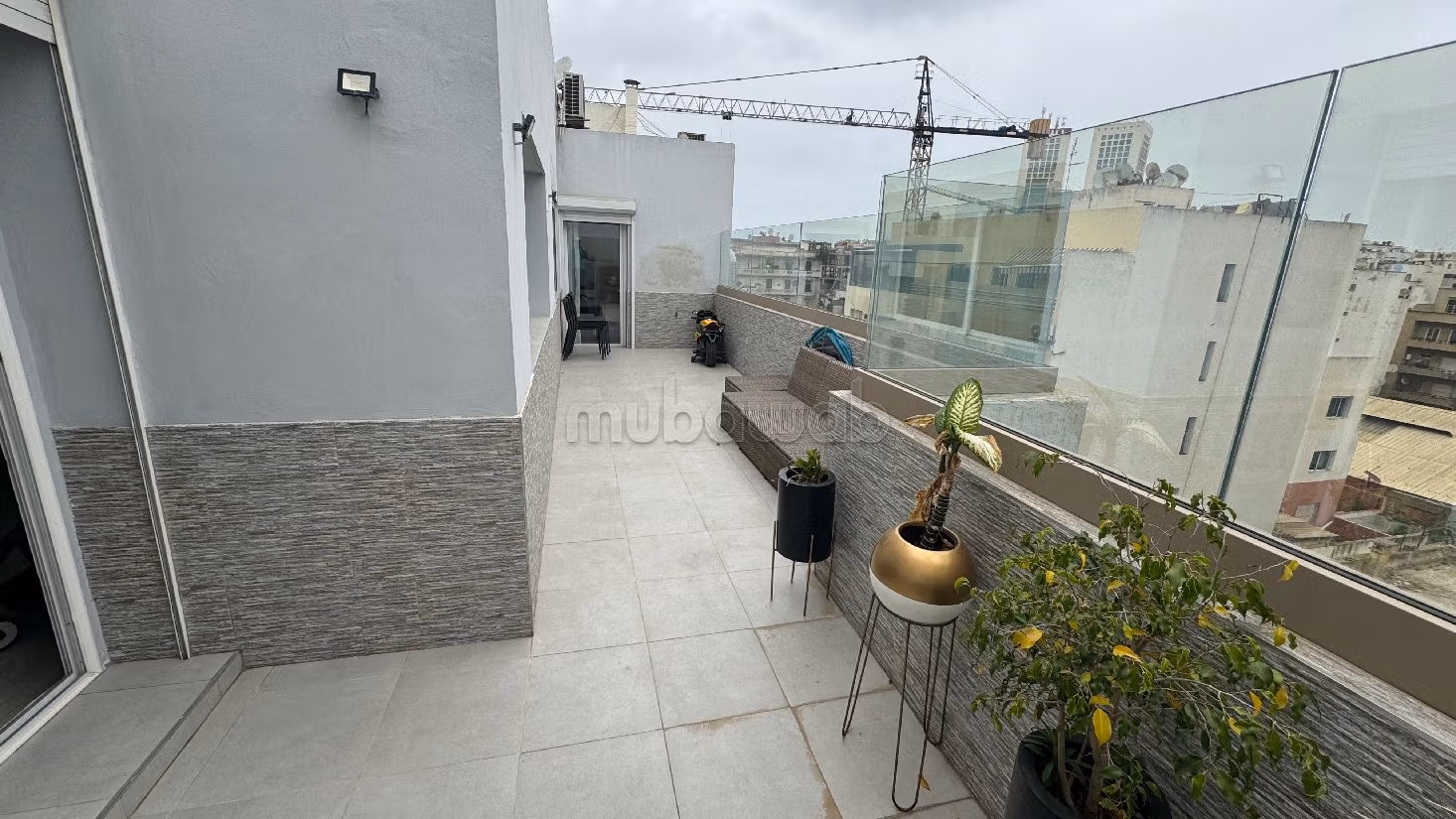 Loue appartement vide à Palmier. 3 pièces confortables. Ascenseur et terrasse